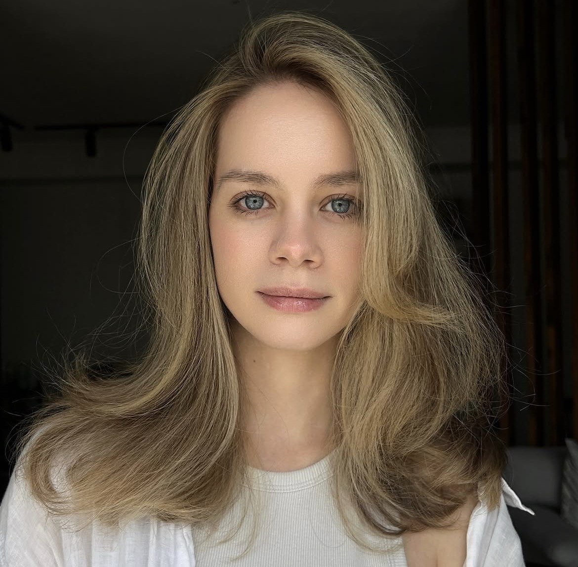 Холодный natural blonde — работа колориста в Тбилиси. Тонирование без осветления. Нейтрализация желтизны исходного тёплого русого, лёг